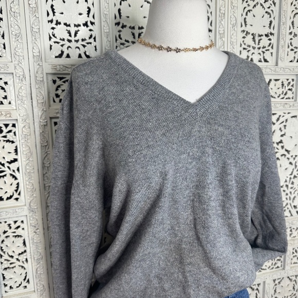 Vintage Archie Brown & Son 100% Cashmere Gray V Neck Sweater Sz Medium - Picture 2 of 9